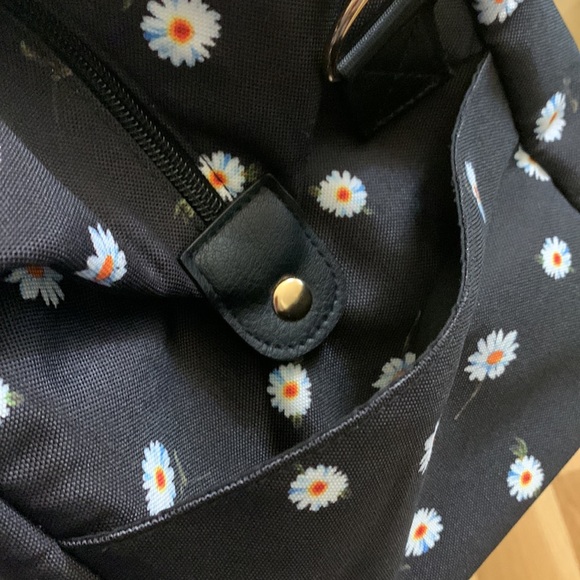 ALICE & OLIVIA duffel bag daisy print on black zip top adjustable strap NWT - Picture 12 of 14